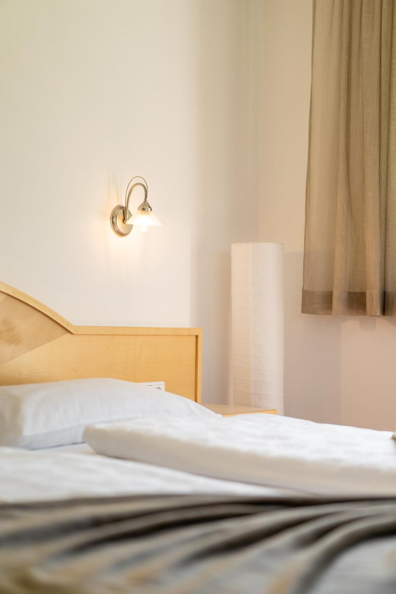 Garni Schorneck Bed & Breakfast Brunico Ngoại thất bức ảnh